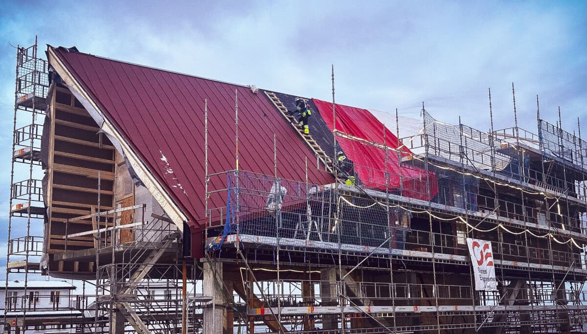 Ediassen-brygga under arbeid, kledd i stukkvalset aluminium.